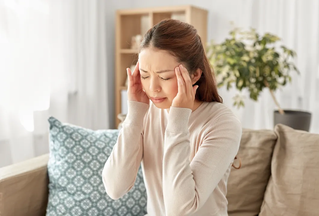 写真：頭痛に悩む女性