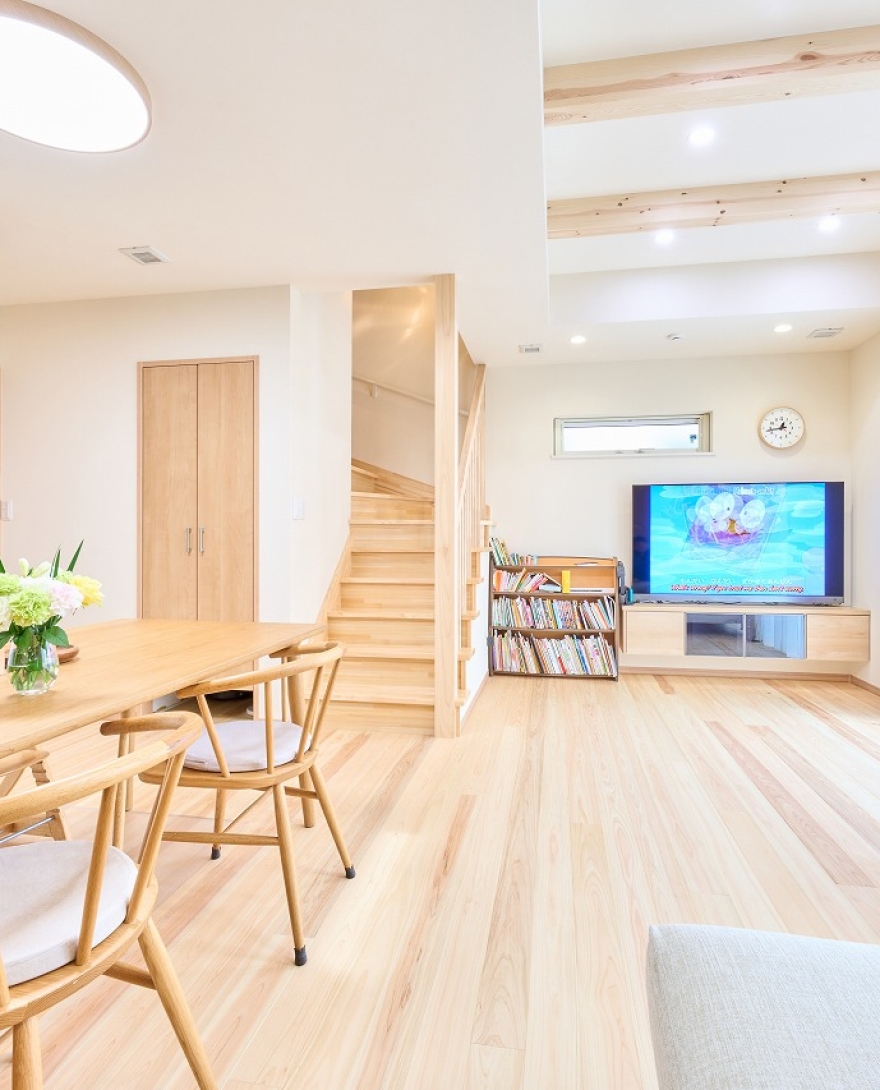 小嶋工務店の施工事例：「こどもの成長と共に、家の変化も楽しみ」長く住み続けられる落ち着きのある空間を自然素材で