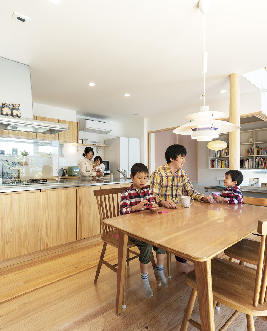 小嶋工務店の施工事例：のびのび遊ぶ子どもの姿に満足 開放感と優しさあふれる木の家