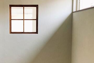 写真：吹き抜けを彩る内窓。