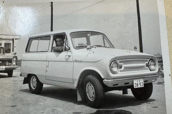 写真：創業60年の歩みと、1枚の古い写真。